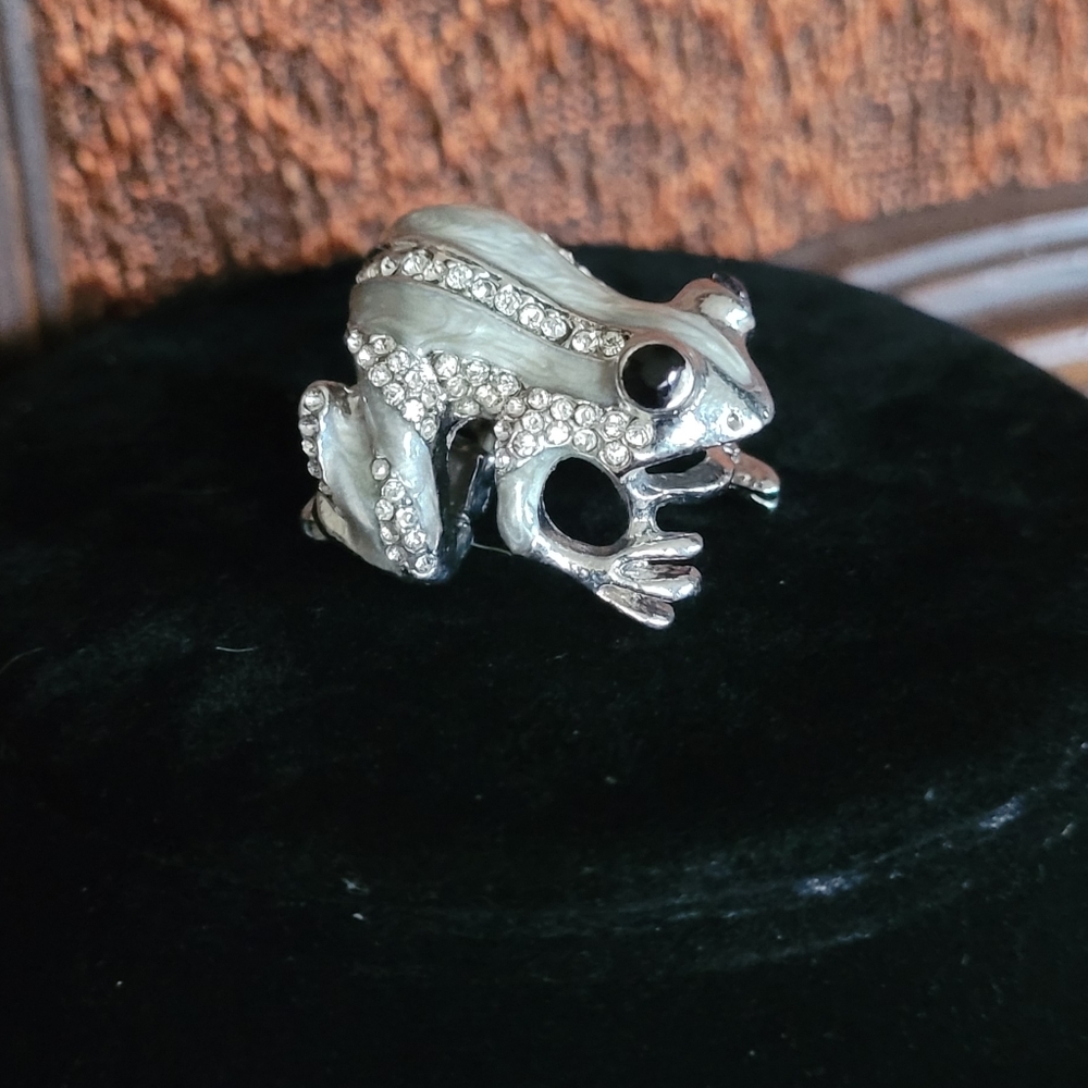 Beautiful rhinestone enamel Silverstone stretch frog ring